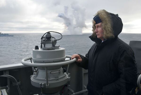 Владимир Путин наблюдает за ходом совместных учений Северного и Черноморского флотов в Черном море с борта ракетного крейсера Маршал Устинов - Sputnik Moldova