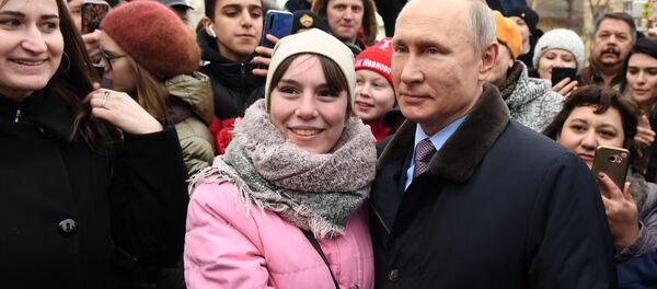 Президент РФ Владимир Путин с местными жителями после посещения детской поликлиники городской клинической больницы №4 города Иваново - Sputnik Moldova-România