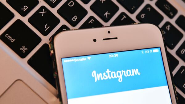 Страница социальной сети Instagram на экране смартфона - Sputnik Молдова