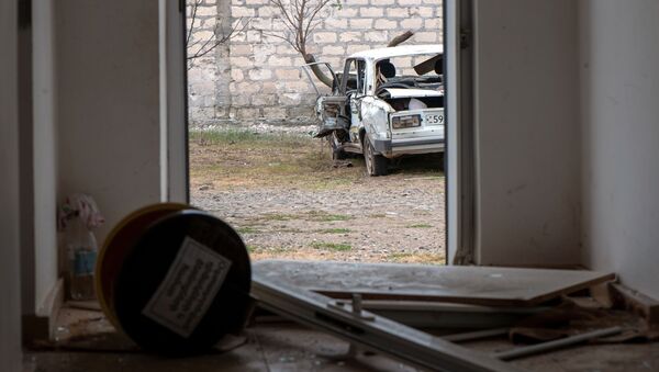 Дом и автомобиль, поврежденные в результате обстрелов общины Иванян Нагорного Карабаха - Sputnik Молдова