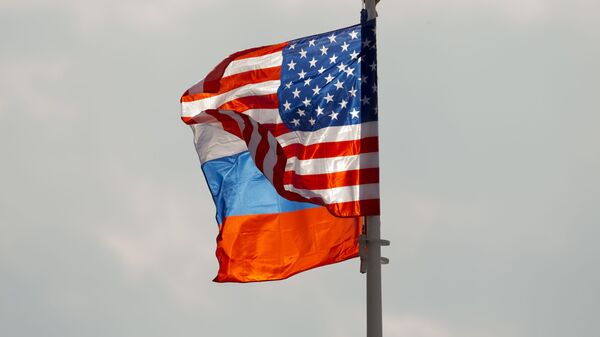 Les drapeaux russe et américain - Sputnik Moldova-România