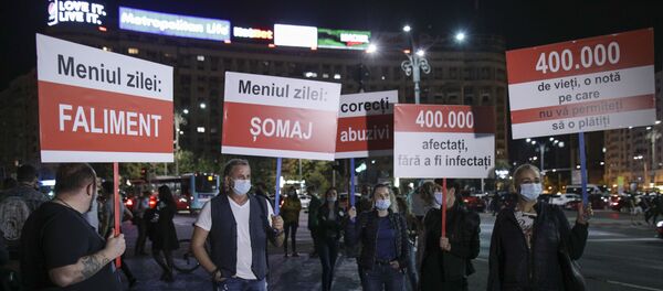 Reprezentanti ai industriei HORECA participa la un protest organizat in Piata Victoriei, in Bucuresti, miercuri, 7 octombrie 2020 - Sputnik Moldova-România