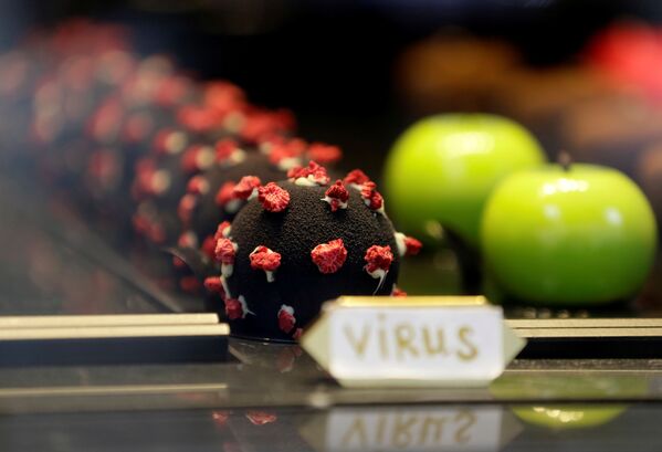 В одном из знаменитых пражских кафе посетителям предлагают пирожное в форме коронавируса. - Sputnik Молдова