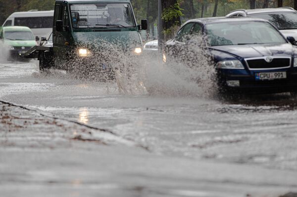 Video: Prăpăd în Capitală: Oameni blocați de ape, circulația paralizată - Sputnik Moldova