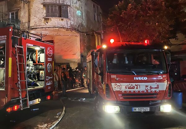 Пожарные неподалеку от места взрыва в жилом доме в квартале Тарик Джадида в Бейруте - Sputnik Молдова