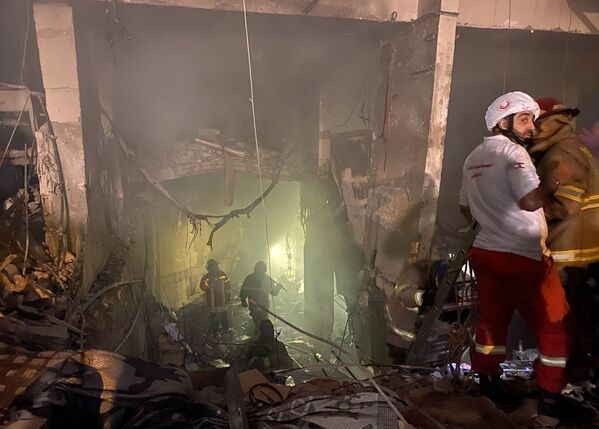 Пожарные и военнослужащие на месте разбора завалов после взрыва на складе горче-смазочных материалов в жилом доме в квартале Тарик Джадида в Бейруте - Sputnik Молдова