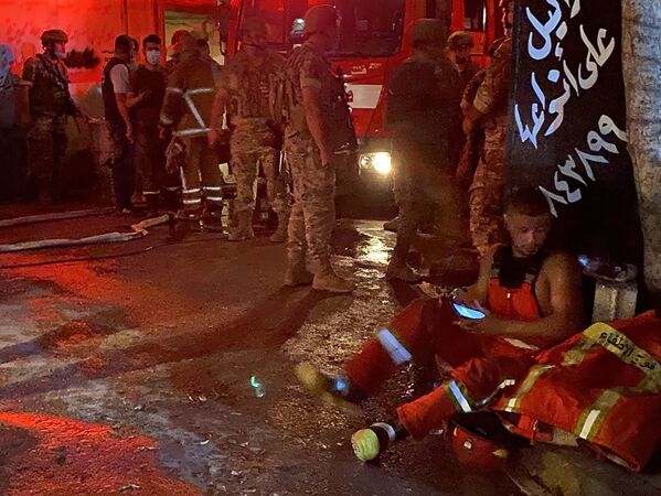 Пожарные и спасатели на месте разбора завалов после взрыва дома в густонаселенном квартале Тарик Джадида в Бейруте - Sputnik Молдова
