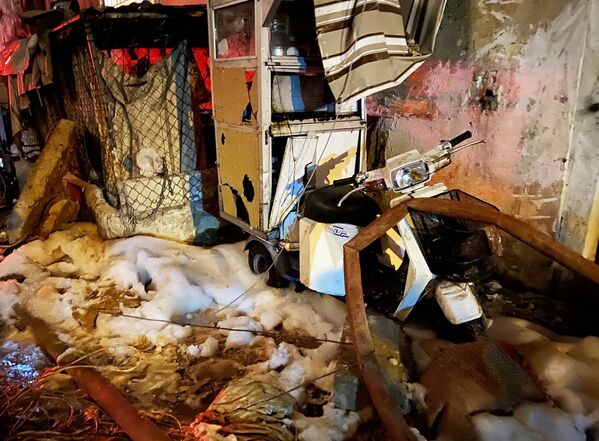 Пена после тушения пожара на месте взрыва на складе горче-смазочных материалов в жилом доме в квартале Тарик Джадида в Бейруте - Sputnik Молдова