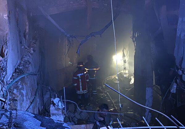 Пожарные и военнослужащие на месте разбора завалов после взрыва на складе горче-смазочных материалов в жилом доме в квартале Тарик Джадида в Бейруте - Sputnik Молдова