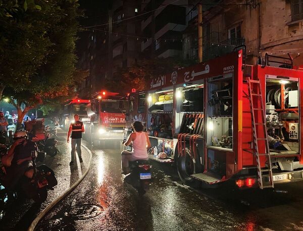 Пожарные неподалеку от места взрыва на складе горче-смазочных материалов в жилом доме в квартале Тарик Джадида в Бейруте - Sputnik Молдова