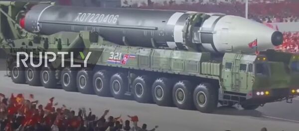 Военные КНДР показали на параде новую баллистическую ракету Военные КНДР показали на параде новую баллистическую ракету - Sputnik Молдова