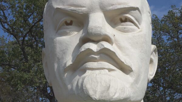 Гигантский экспонат: куда перевезли самый большой в Молдове бюст Ленина Гигантский экспонат: куда перевезли самый большой в Молдове бюст Ленина - Sputnik Молдова