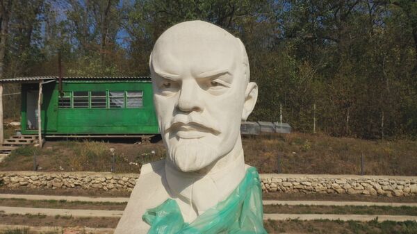 Гигантский экспонат: куда перевезли самый большой в Молдове бюст Ленина Гигантский экспонат: куда перевезли самый большой в Молдове бюст Ленина - Sputnik Молдова