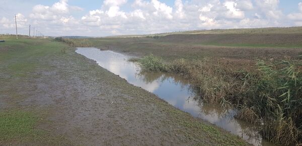 В шаге от катастрофы: в гагаузском селе река превратилась в сточную канаву В шаге от катастрофы: в гагаузском селе река превратилась в сточную канаву - Sputnik Молдова