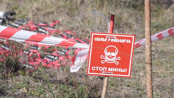 Как в Арцахе уничтожаются неразорвавшиеся кассетные боеприпасы и снаряды от Града - Sputnik Молдова