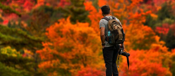 Un fotograf pe panta unui munte din lanțul Adirondack, SUA - Sputnik Moldova