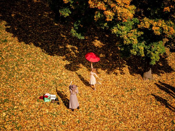 Девушки фотографируются в парке Царицыно, Москва - Sputnik Moldova