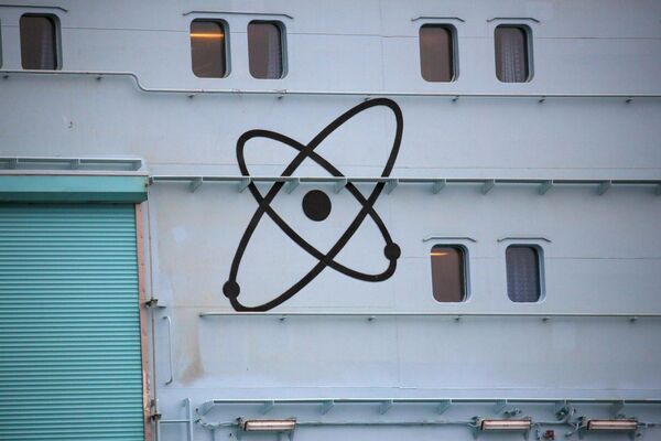 Знак атома на ледоколе Арктика, который прибывает в порт Мурманска - Sputnik Moldova