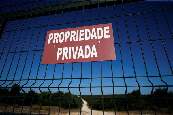 Табличка Частная собственность на заборе, окружающем плантацию авокадо в регионе Алгарве в Португалии - Sputnik Moldova