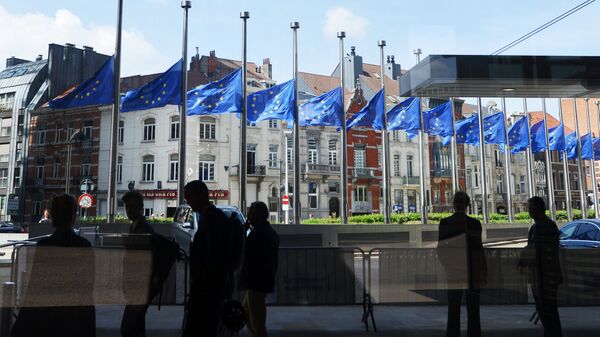 Steagurile UE coborâte în bernă lângă sediul Comisiei Europene după atentatul din Marea Britanie - Sputnik Moldova-România