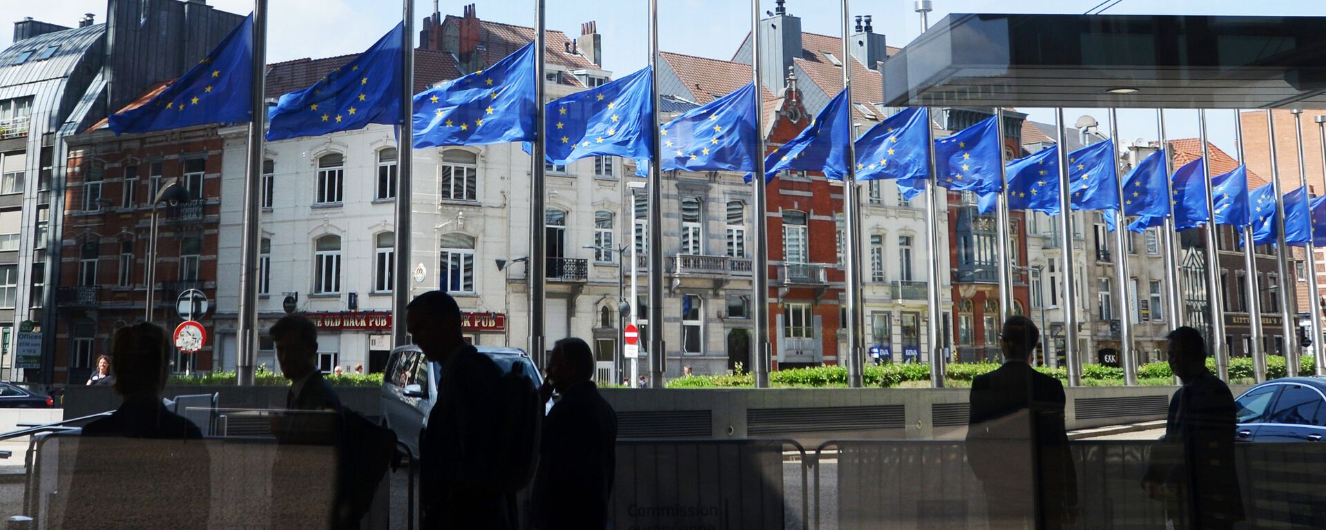 Steagurile UE coborâte în bernă lângă sediul Comisiei Europene după atentatul din Marea Britanie - Sputnik Moldova, 1920, 14.04.2022