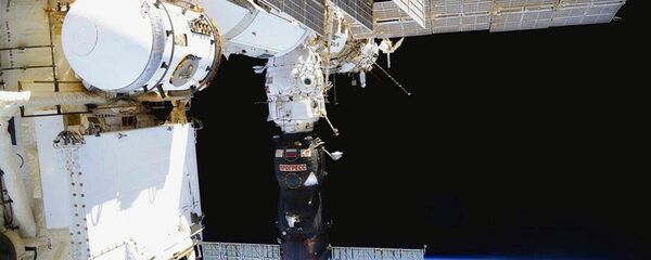 Грузовой корабль Прогресс пристыкованный к Международной космической станции - Sputnik Молдова