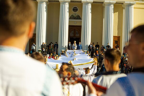 В Кафедральном Соборе с утра прошла литургия. - Sputnik Молдова