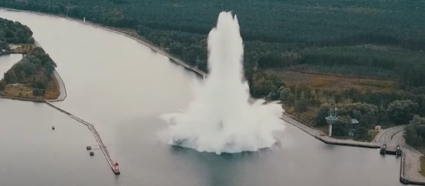 В Польше бомба «Верзила» времён Второй мировой взорвалась под водой при разминировании В Польше бомба «Верзила» времён Второй мировой взорвалась под водой при разминировании - Sputnik Молдова