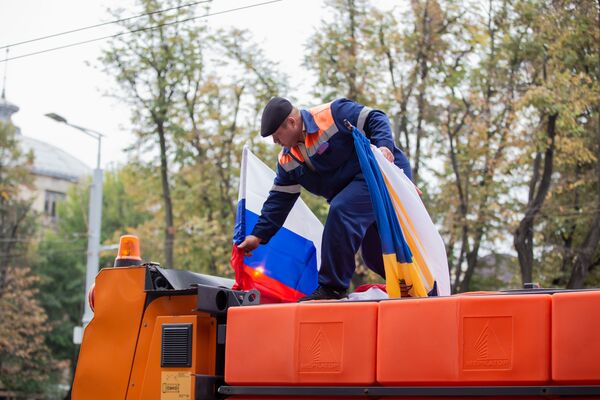 Înainte să pornească la drum, muncitorii de la Exdrupo au agățat la autospeciale drapelul Republicii Moldova, cel al Federației Ruse, dar și al Primăriei Chișinău - Sputnik Moldova