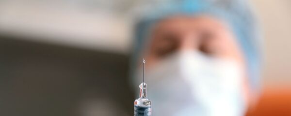 Un médecin prépare une seringue avec un vaccin (archive photo) - Sputnik Moldova