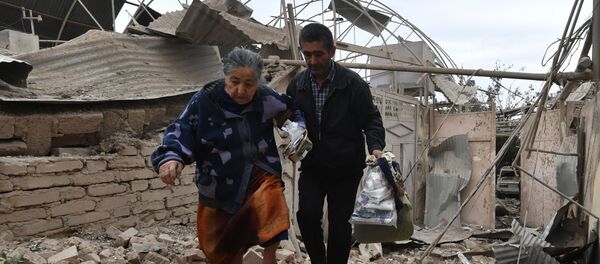 Жители дома, разрушенного в результате обстрела города Гянджа в Азербайджане - Sputnik Moldova