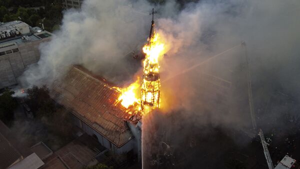 Biserica din Asuncion în flăcări după ce a fost incendiată de manifestanți - Sputnik Moldova-România