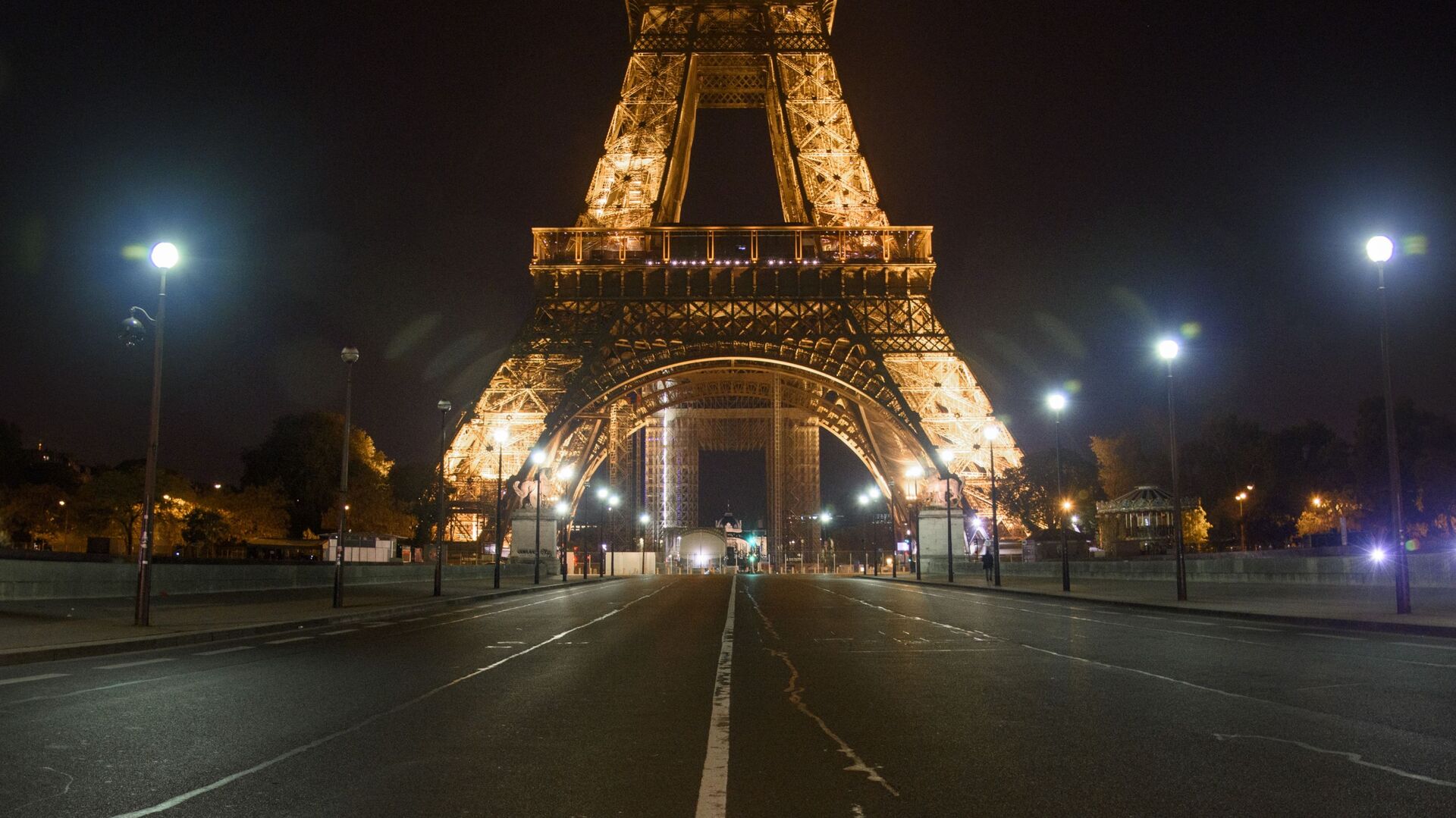 Пустой Йенский мост неподалеку от Эйфелевой башни во время комендантского часа в Париже - Sputnik Молдова, 1920, 10.09.2022