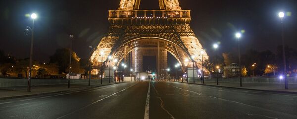 Пустой Йенский мост неподалеку от Эйфелевой башни во время комендантского часа в Париже - Sputnik Молдова