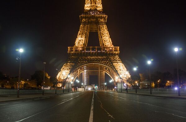 Пустой Йенский мост неподалеку от Эйфелевой башни во время комендантского часа в Париже - Sputnik Молдова