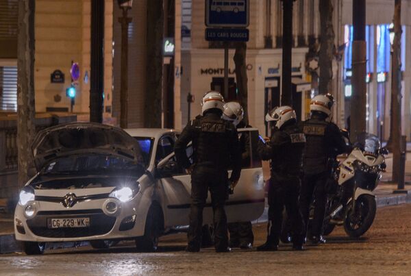 Полицейские досматривают автомобиль во время комендантского часа в Париже - Sputnik Молдова