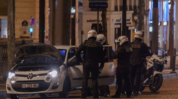 Полицейские досматривают автомобиль во время комендантского часа в Париже - Sputnik Молдова