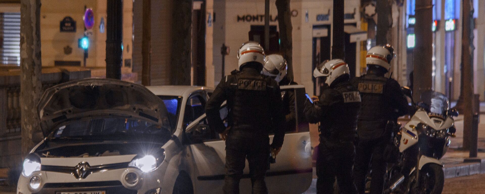 Полицейские досматривают автомобиль во время комендантского часа в Париже - Sputnik Молдова, 1920, 07.03.2021