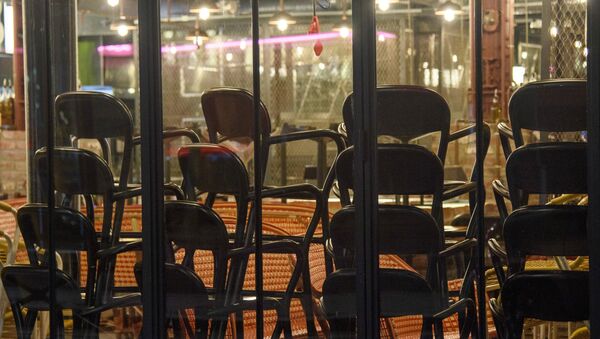 Уложенные стулья в закрытом кафе во время комендантского часа в Париже - Sputnik Молдова