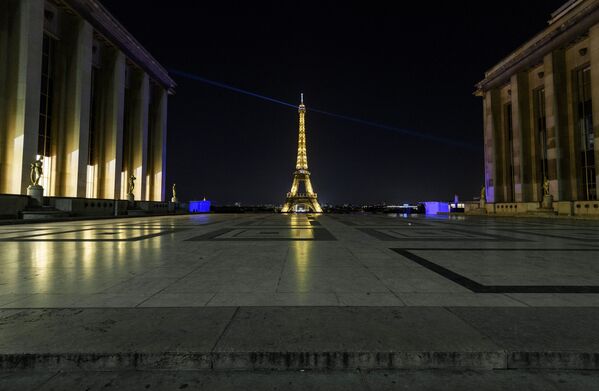 Пустая площадь Трокадеро во время комендантского часа в Париже - Sputnik Молдова