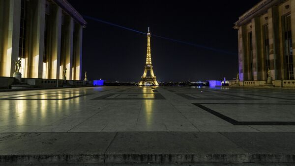 Пустая площадь Трокадеро во время комендантского часа в Париже - Sputnik Молдова