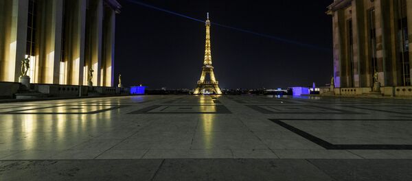 Пустая площадь Трокадеро во время комендантского часа в Париже - Sputnik Молдова