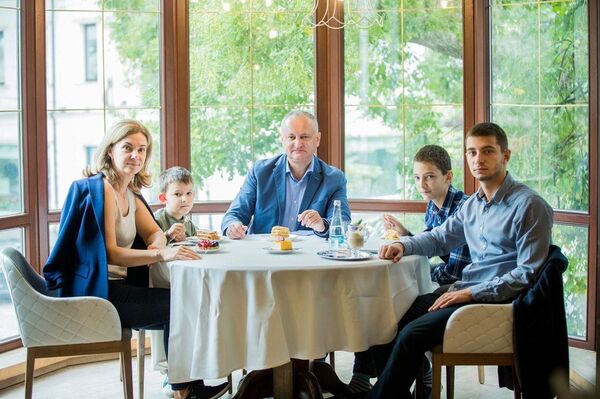 Жена Игоря Додона рассказала, ревнивый ли у нее муж - Sputnik Молдова