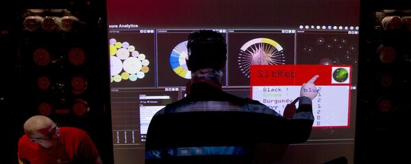 Ofițerii de informații electronice ai guvernului britanic în timpul unui scenariu simulat al unui atac cibernetic - Sputnik Moldova