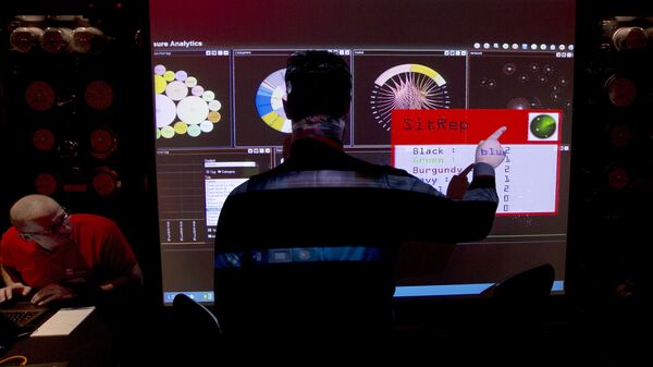 Ofițerii de informații electronice ai guvernului britanic în timpul unui scenariu simulat al unui atac cibernetic - Sputnik Moldova