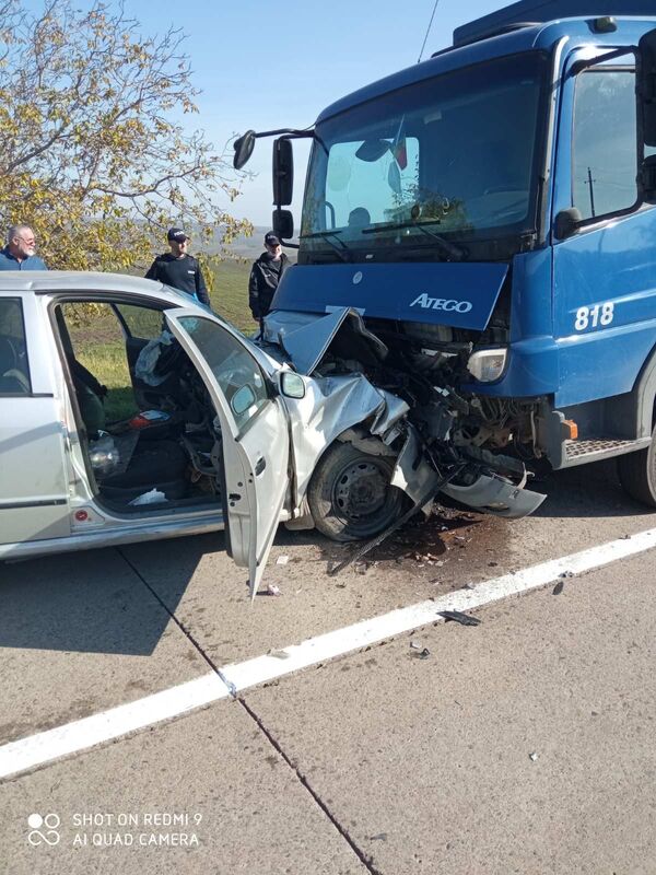 Foto: Mașină făcută zob - doi oameni au ajuns la spital Foto: Mașină făcută zob - doi oameni au ajuns la spital - Sputnik Moldova