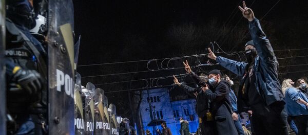 Протестующие во время столкновения с полицией на митинге в Варшаве против решения Конституционного суда Польши об ограничении закона об абортах - Sputnik Moldova-România