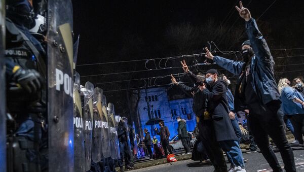 Протестующие во время столкновения с полицией на митинге в Варшаве против решения Конституционного суда Польши об ограничении закона об абортах - Sputnik Moldova-România