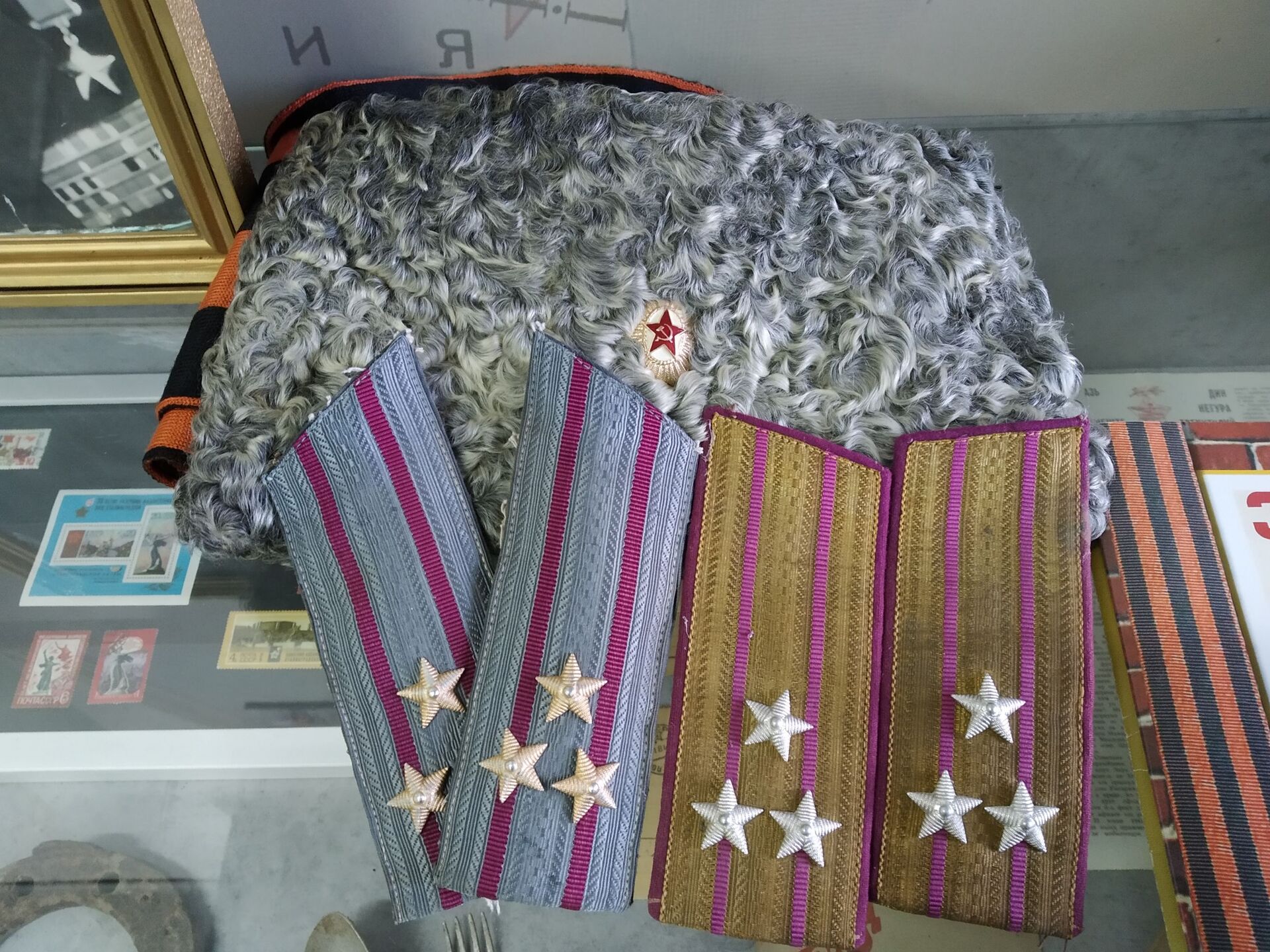 Офицерские погоны и папаха полковника Бельского - Sputnik Молдова, 1920, 23.08.2025