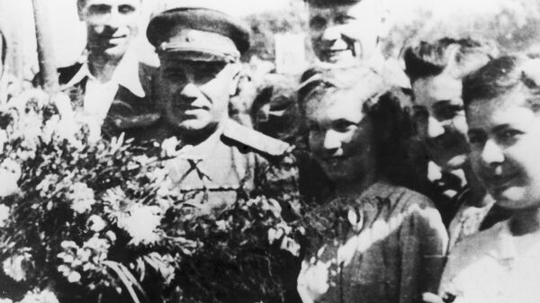 Освободители Кишинева и горожане. В центре - генерал-лейтенант Николай Эрастович Берзарин. - Sputnik Молдова